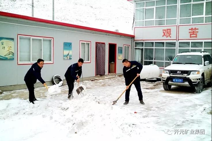 人間四月芳菲盡，山中春雪還復(fù)來(lái)