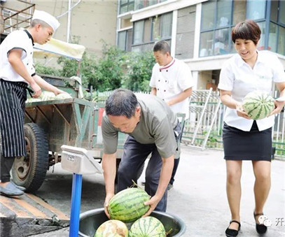 買下一整車西瓜，讓瓜農(nóng)早點(diǎn)回家
